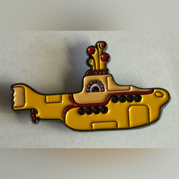 Yellow Submarine Pin Brooch New - Picture 1 of 2